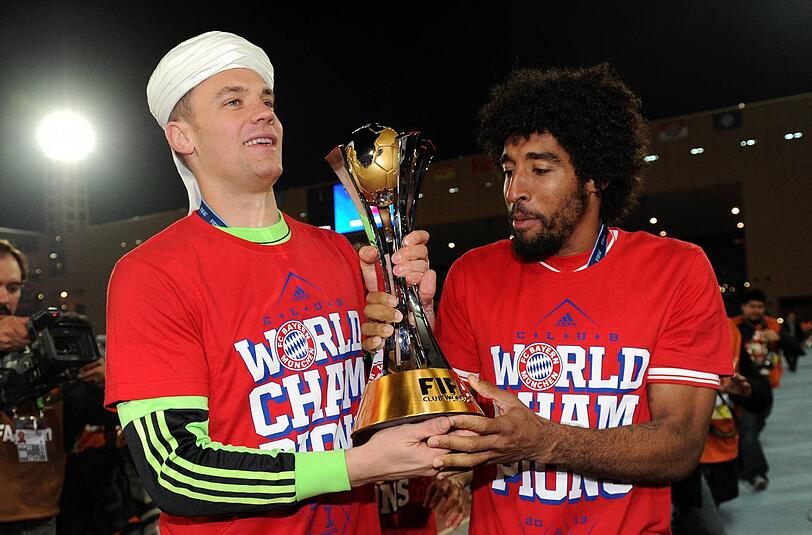 Manuel Neuer (l.) und Dante feiern den Gewinn der Klub-WM.