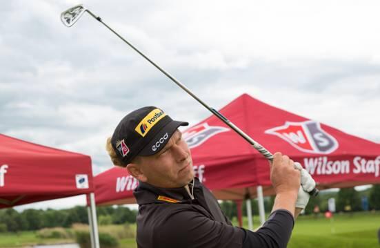 Golf Pro Marcel Siem nimmt sich Zeit für Presse und Fans.