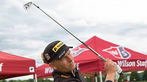 Golf Pro Marcel Siem nimmt sich Zeit für Presse und Fans.