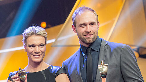 Die Sportlerin des Jahres" Maria Hoefl-Riesch und der "Sportler des Jahres" Diskuswerfer Robert Harting posieren für ein Bild nach der Gala.