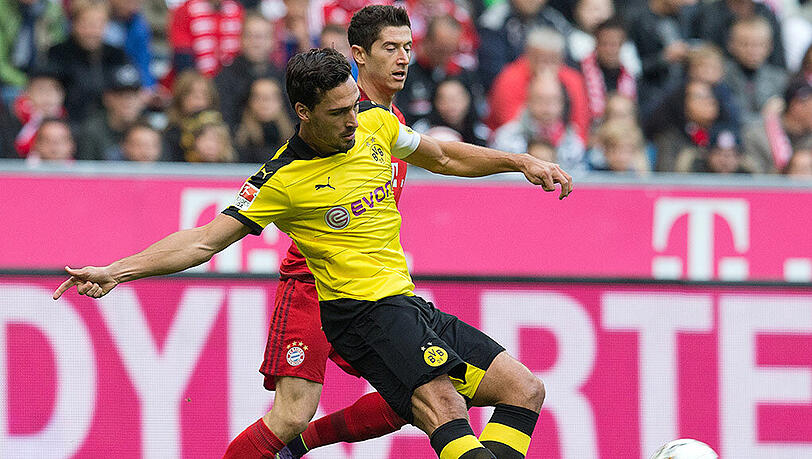 Mats Hummels im Duell mit Bayern-Angreifer Robert Lewandowski - der BVB unterlag bei den Münchnern mit 1:5. Mats Hummels im Duell mit Bayern-Angreifer Robert Lewandowski - der BVB unterlag bei den Münchnern mit 1:5.