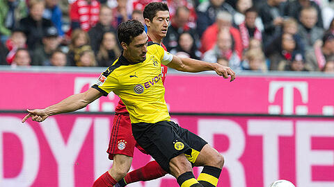 Mats Hummels im Duell mit Bayern-Angreifer Robert Lewandowski - der BVB unterlag bei den Münchnern mit 1:5.