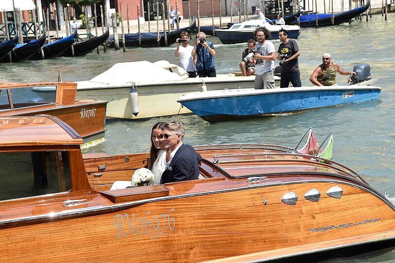 Hier schippert das frisch vermählte Paar mit dem Boot durch Venedig.
