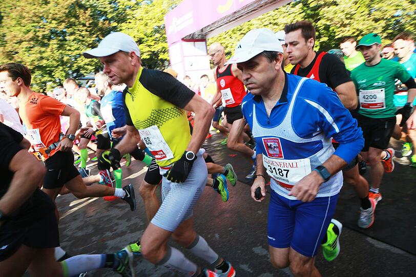 Sonnenschein und weiß-blauer Himmel: Beim München Marathon hatten die Teilnehmer perfekte Wetterbedingungen. Die Bilder zum Durchklicken.