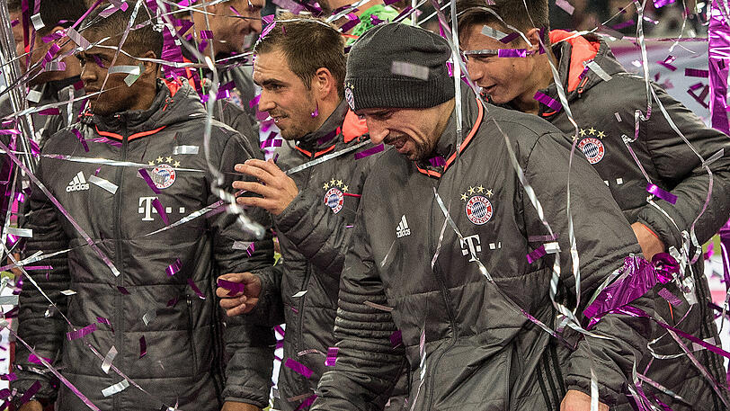 Die Bayern-Spieler im Lametta-Regen.
