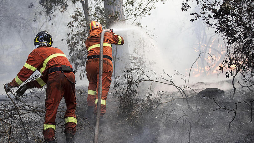Die Feuerwehr in Italien kämpft teilweise mit Wasserknappheit.