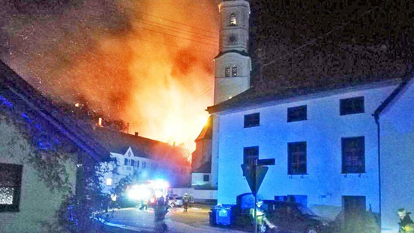 Rund einhundert Einsatzkräfte von neun Feuerwehren waren an den Löscharbeiten beteiligt.