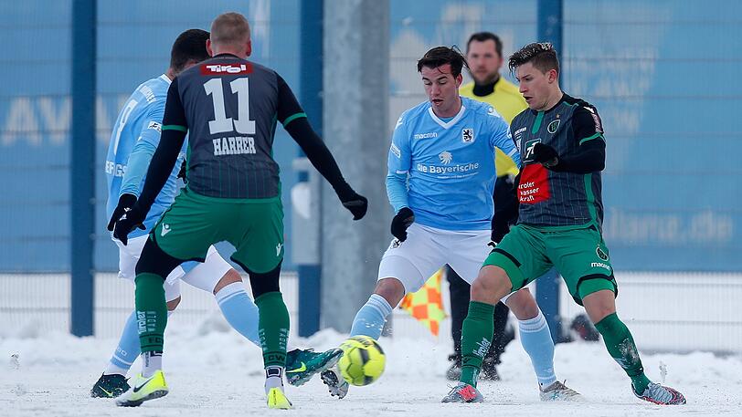 Schneegestöber und Fußball geht nicht? geht doch! Der TSV 1860 testete gegen Wacker Innsbruck auf schneeweißem Kunstrasen an der Grünwalder Straße - vorher mussten Funktionäre und Nachwuchsspieler Schneeschippen.