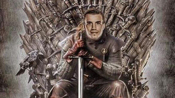 Ein Löwe als "King Karges" auf dem "eisernen Thron" der TV-Serie "Game of Thrones": Nico Karger, Stürmer des TSV 1860.