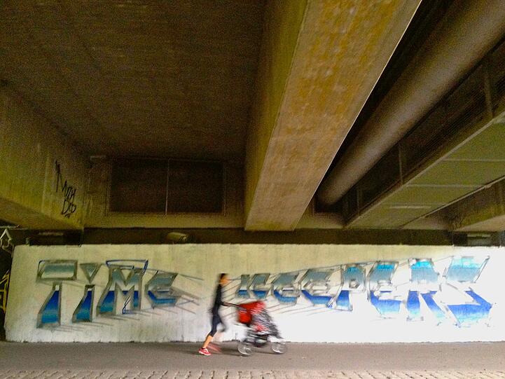 Unter der Brudermühlbrücke schaut's jedes Jahr anders bunt aus: Grafittisprayer verkünstlern sich hier bei "Isart".