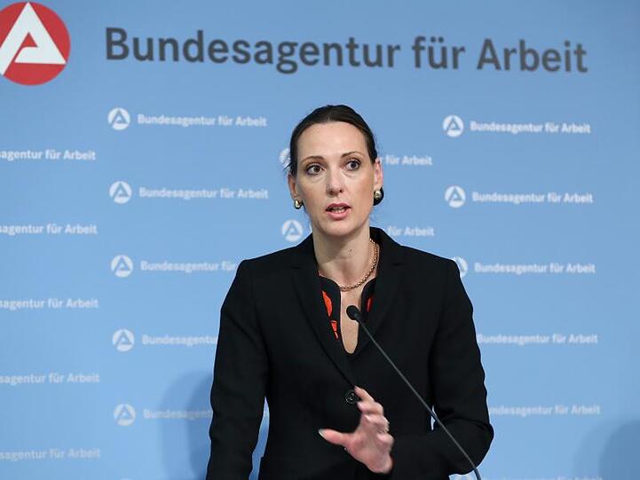 Valerie Holsboer, Finanzchefin der Bundesagentur für Arbeit, während einer Pressekonferenz. Foto: Daniel Karmann/Archivbild