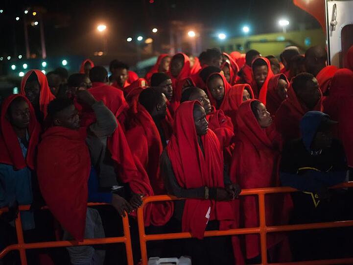 Migranten sind nach ihrer Rettung auf dem Mittelmeer in den Hafen von Malaga gebracht worden.
