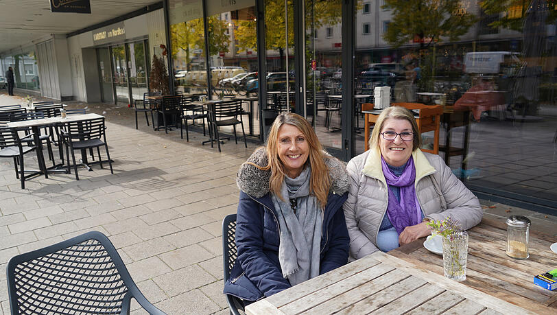 Gekündigt bei Karstadt. Aber zum Kaffeetrinken kommen sie immer noch direkt vors Haus: Corina Hieber (l.) und Katja Kajfes. Gekündigt bei Karstadt. Aber zum Kaffeetrinken kommen sie immer noch direkt vors Haus: Corina Hieber (l.) und Katja Kajfes.