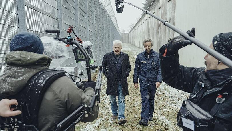 "Tatort: Das Wunderkind" mit Miroslav Nemec (l.) als Kriminalhauptkommissar Ivo Batic und Felix Hellmann als Gefängniswärter Stefan Claussen wurde in einem echten Gefängnis gedreht.