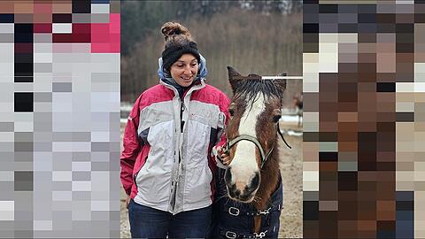 Gnadenhof-Betreiberin Catharina Lichtmannegger mit dem geretteten Pony Pipilotta.