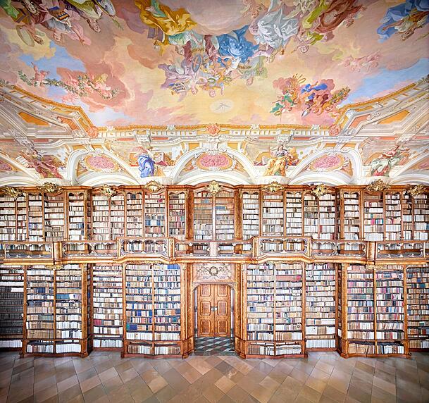 Wissensspeicher, auf dem die moderne Forschung basiert, und zugleich ein Hortus conclusus - die barocke Bibliothek im Augustiner Chorherrenstift Sankt Florian bei Linz, aufgenommen 2014 von Candida Höfer. Wissensspeicher, auf dem die moderne Forschung basiert, und zugleich ein Hortus conclusus - die barocke Bibliothek im Augustiner Chorherrenstift Sankt Florian bei Linz, aufgenommen 2014 von Candida Höfer.