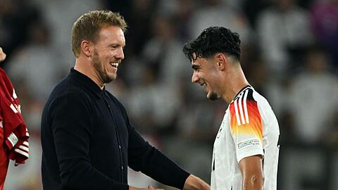 Bundestrainer Julian Nagelsmann setzt auf Aleksandar Pavlovic (r) im WM-Jahr. (Archivbild)