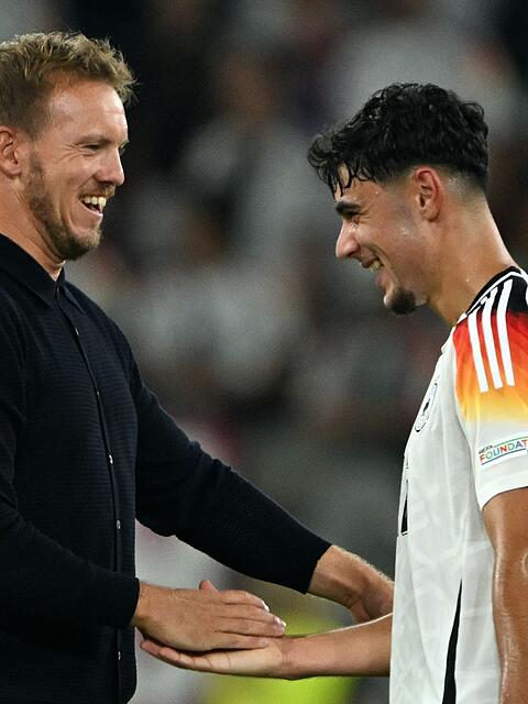 Bundestrainer Julian Nagelsmann setzt auf Aleksandar Pavlovic (r) im WM-Jahr. (Archivbild)