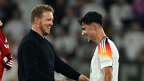 Bundestrainer Julian Nagelsmann setzt auf Aleksandar Pavlovic (r) im WM-Jahr. (Archivbild)