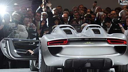 Verbraucht weniger als ein Kleinwagen: der Porsche 918 Spyder. Verbraucht weniger als ein Kleinwagen: der Porsche 918 Spyder.