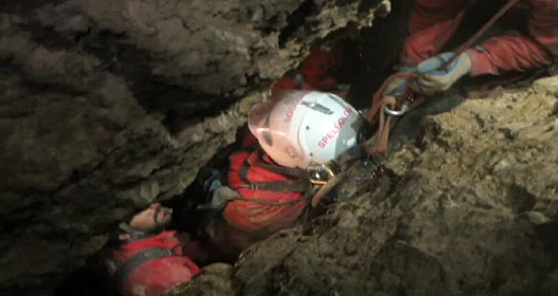 Der Screenshot aus einem Video der Bergwacht Bayern zeigt den verletzten Höhlenforscher Johann Westhauser, der durch die Riesending-Schachthöhle bei Berchtesgaden transportiert wird.