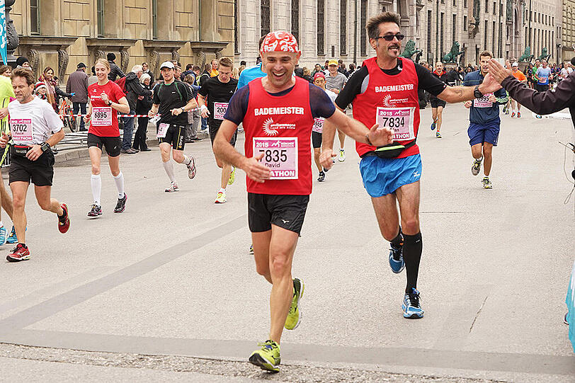 Die Läufer und Läuferinnen des 30. München Marathon am 11.20.2015