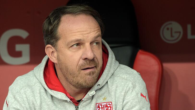 Alexander Zorniger hatte eine offensive Spielidee für den VfB Stuttgart. Doch auch mit dieser wurden die Schwaben nicht erfolgreicher. Nach 13 Spielen auf Platz 16 entlassen. Alexander Zorniger hatte eine offensive Spielidee für den VfB Stuttgart. Doch auch mit dieser wurden die Schwaben nicht erfolgreicher. Nach 13 Spielen auf Platz 16 entlassen.