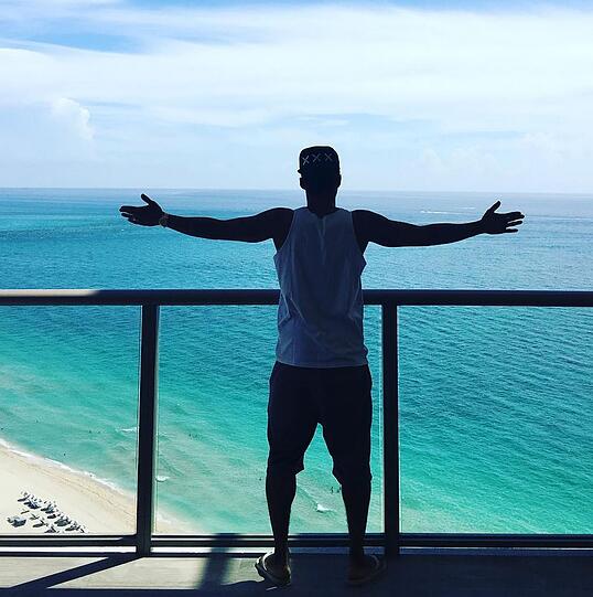 Dieser Ausblick kann sich sehen lassen - und auch Douglas Costa scheint zufrieden zu sein.