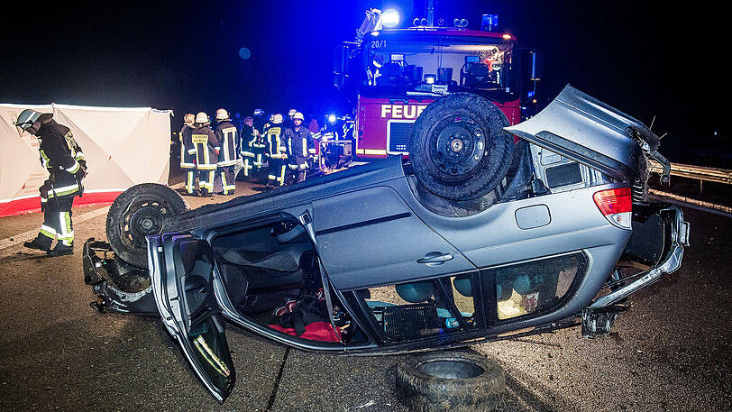 Der Fahrer des Kleintransporters wurde aus seinem Fahrzeug geschleudert und verstarb noch vor Ort. Die Bilder von der A9.