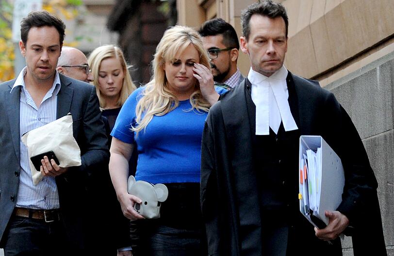 Rebel Wilson verlässt den Victorian Supreme Court in Melbourne.