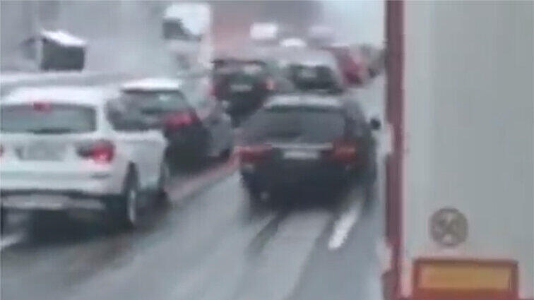 Unglaublich, wie dreist manche Autofahrer die Rettungsgasse zum schnelleren Vorankommen nutzen.