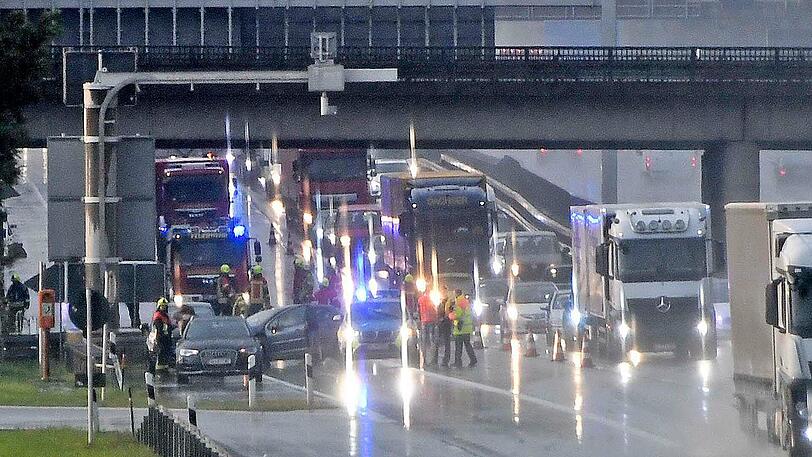Auf der A9 gab es ebenfalls Probleme: Hier stand ein Teil der Autobahn unter Wasser.