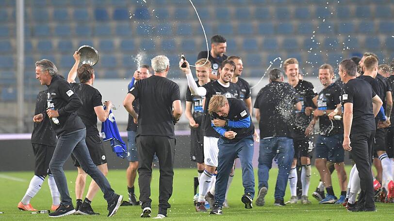 Bielefeld in Jubellaune: Arminia um Coach Uwe Neuhaus (l.) kehrt zurück in die Bundesliga &ndash; und am meisten freut sich darüber ihr ehemaliges Enfant terrible Ansgar Brinkmann.