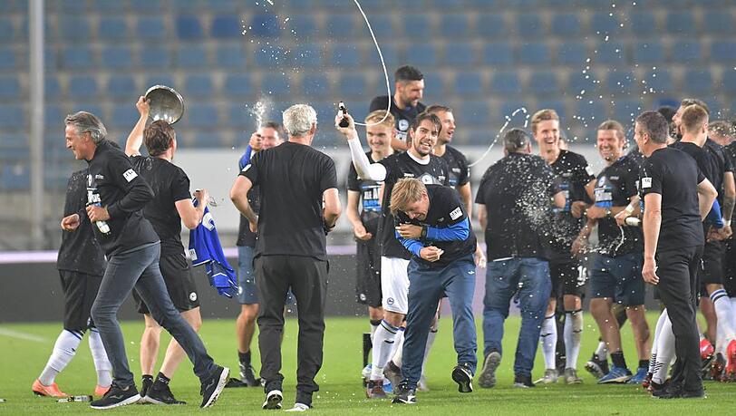 Bielefeld in Jubellaune: Arminia um Coach Uwe Neuhaus (l.) kehrt zurück in die Bundesliga – und am meisten freut sich darüber ihr ehemaliges Enfant terrible Ansgar Brinkmann. Bielefeld in Jubellaune: Arminia um Coach Uwe Neuhaus (l.) kehrt zurück in die Bundesliga – und am meisten freut sich darüber ihr ehemaliges Enfant terrible Ansgar Brinkmann.