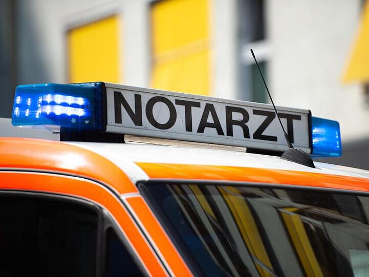 Der Schriftzug "Notarzt" steht auf einem Fahrzeug. Foto: Lisa Ducret/dpa/Archivbild