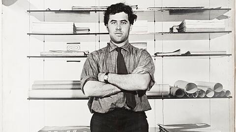Otl Aicher 1953 in seinem Atelier.
