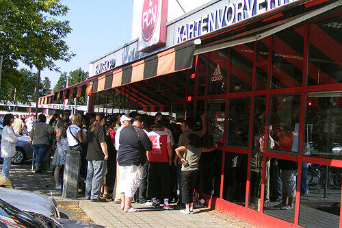 Anstehen fürs Abo: Die Club-Fans, hier vor dem Fanshop am Valznerweiher scheuten keine Mühen, um an die begehrten Saison-Ticktes zu kommen.