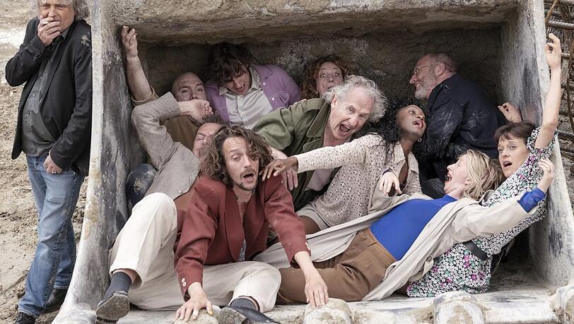 Carl Hegemann (links), Martin Weigel, Abel Haffner, Wiebke Puls, Joachim Meyerhoff, Edmund Telgenkämper, Bernardo Arias Porras, Walter Hess, Edith Saldanha, Anna Gesa-Raija Lappe, und Katharina Bach spielen in "Die Vaterlosen" an den Münchner Kammerspielen. Carl Hegemann (links), Martin Weigel, Abel Haffner, Wiebke Puls, Joachim Meyerhoff, Edmund Telgenkämper, Bernardo Arias Porras, Walter Hess, Edith Saldanha, Anna Gesa-Raija Lappe, und Katharina Bach spielen in "Die Vaterlosen" an den Münchner Kammerspielen.