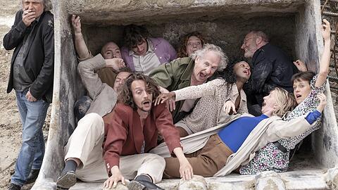 Carl Hegemann (links), Martin Weigel, Abel Haffner, Wiebke Puls, Joachim Meyerhoff, Edmund Telgenkämper, Bernardo Arias Porras, Walter Hess, Edith Saldanha, Anna Gesa-Raija Lappe, und Katharina Bach spielen in "Die Vaterlosen" an den Münchner Kammerspielen.