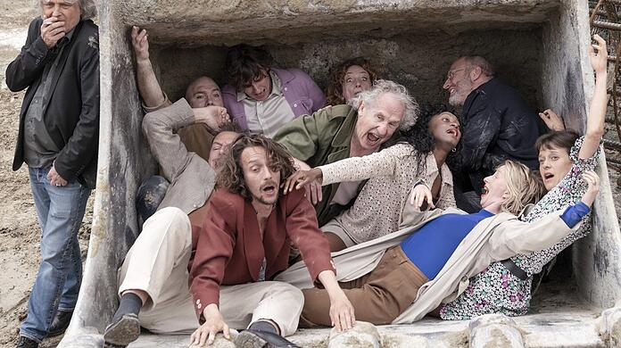 Carl Hegemann (links), Martin Weigel, Abel Haffner, Wiebke Puls, Joachim Meyerhoff, Edmund Telgenkämper, Bernardo Arias Porras, Walter Hess, Edith Saldanha, Anna Gesa-Raija Lappe, und Katharina Bach spielen in "Die Vaterlosen" an den Münchner Kammerspielen.