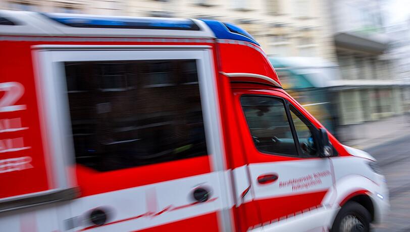 Nach der Kollision mit einem Traktor ist ein Motorradfahrer gestorben.