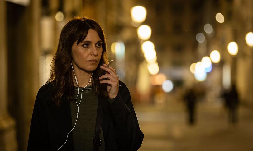 Nicht nur ihr aktueller Fall beschäftigt Petra Delicato (Paola Cortellesi), sondern auch ihr Privatleben. Nach zwei Scheidungen hatte sie nicht das beste Bild von Männern. Ihr neuer Partner Marco änderte das. Aber ob es die richtige Entscheidung war, mit ihm und seinen Kindern zusammenzuziehen? Nicht nur ihr aktueller Fall beschäftigt Petra Delicato (Paola Cortellesi), sondern auch ihr Privatleben. Nach zwei Scheidungen hatte sie nicht das beste Bild von Männern. Ihr neuer Partner Marco änderte das. Aber ob es die richtige Entscheidung war, mit ihm und seinen Kindern zusammenzuziehen?