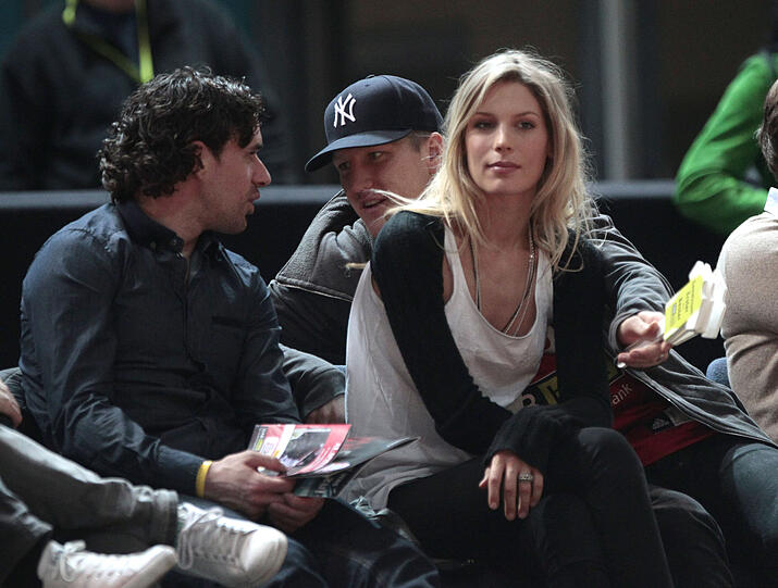 Gut gelaunt: Bastian Schweinsteiger mit seiner Sarah beim Basketball