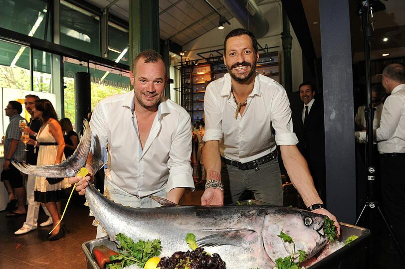 Patrick Bertermann und Marko Huth bei der Eröffnung des Restaurants "Krake" in der Schrannenhalle.