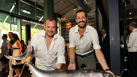 Patrick Bertermann und Marko Huth bei der Eröffnung des Restaurants "Krake" in der Schrannenhalle.