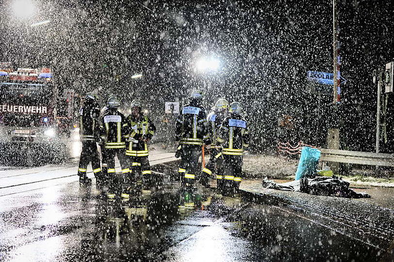 Tödlicher Unfall am Bahnübergang: Die Bilder vom Feuerwehreinsatz.