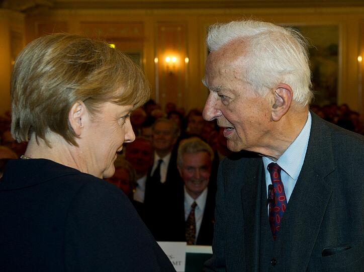 Angela Merkel hat den verstorbenen Altbundespräsidenten Richard von Weizsäcker als eine der großen deutschen Persönlichkeiten gewürdigt.