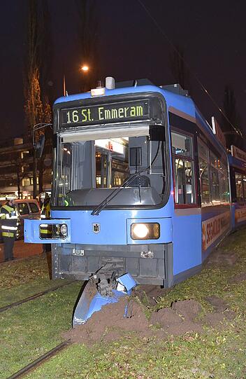 Nach dem Zusammenstoß mit dem Kleintransporter entgleiste die Tram. Feuerwehrmänner schoben sie wieder ins Gleisbett.