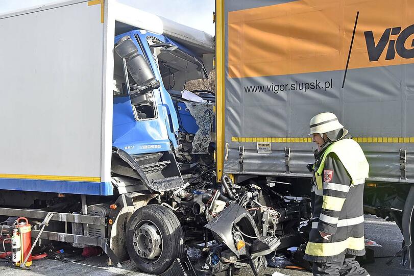 Die Bilder vom schweren Lkw-Unfall auf der A99.