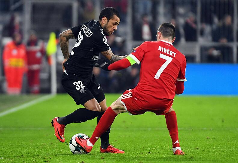 FRANCK RIBÉRY NOTE 2:
Was für ein Startelf-Comeback, Monsieur! Erstmals seit mehr als vier Jahren Kapitän - und dann gleich in jeder Disziplin vorbildlich: Dribbelte, passte, flankte, grätschte, klärte sogar im eigenen Strafraum. 34 ist das neue 24.